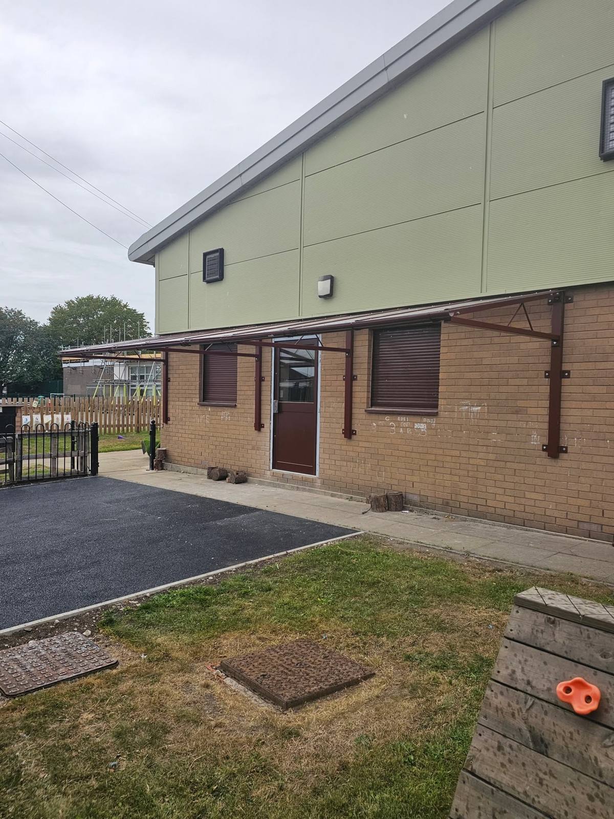 Cantilever canopy, Moss Valley Primary Academy, Manchester