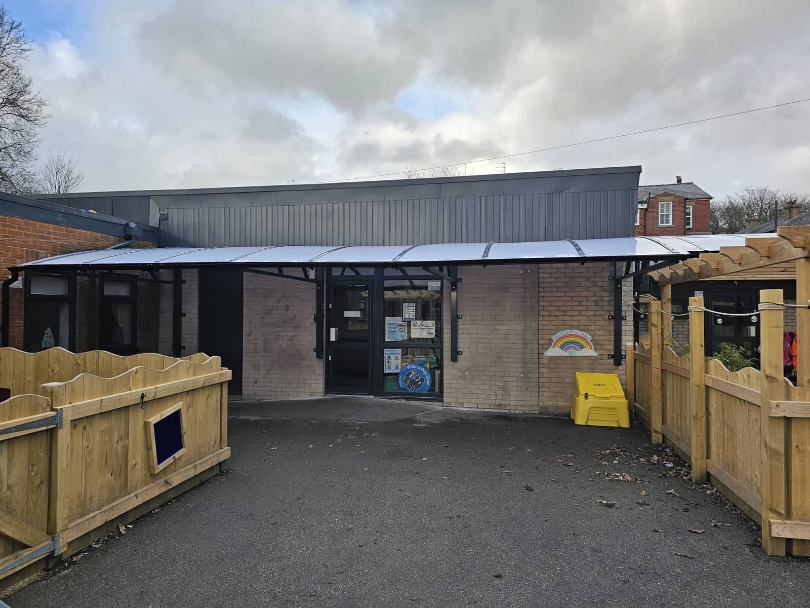 Cantilever nursery canopy, St Luke’s CE Primary School
